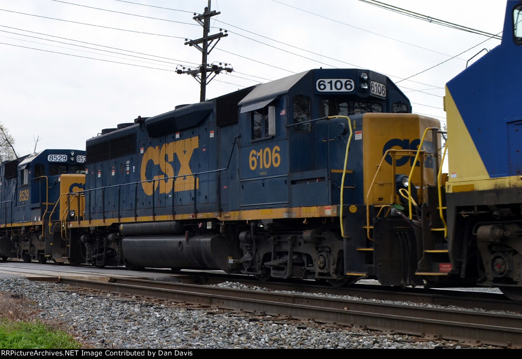 CSX GP40-2 6106 as the third unit on Q439-19